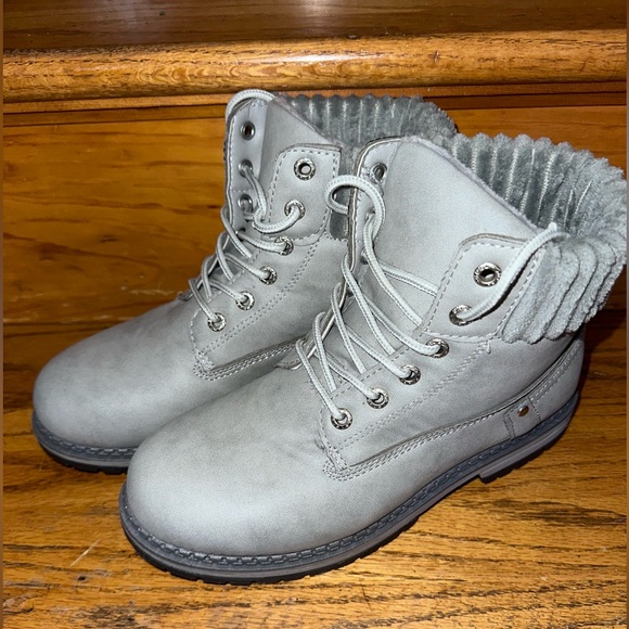 EUC CHINESE LAUNDRY - Picture 5 of 9